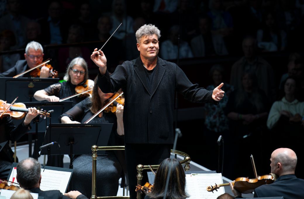 Ryan Wigglesworth conducts the BBC Scottish SO © BBC | Andy Paradise