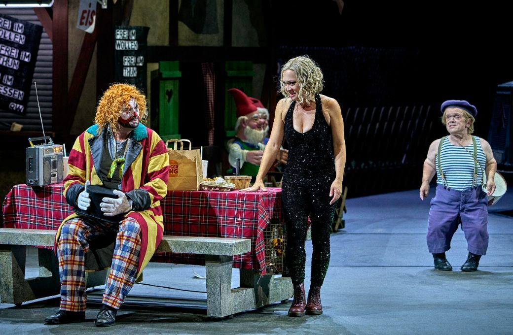 Klaus Florian Vogt (Tannh&auml;user), Irene Roberts (Venus) und Manni Laudenbach (Oskar) &copy; Bayreuther Festspiele | Enrico Nawrath