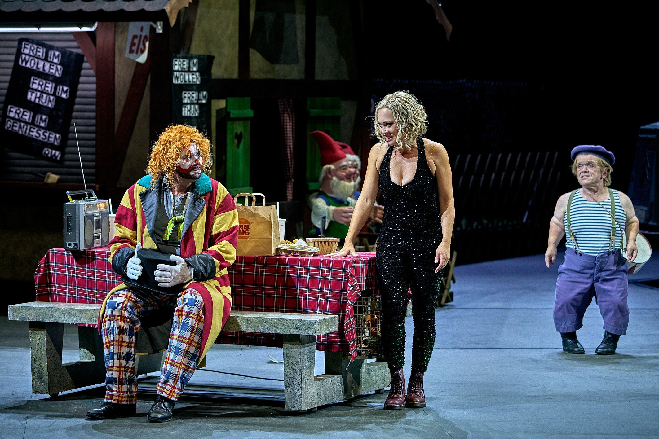 Klaus Florian Vogt (Tannhäuser), Irene Roberts (Venus) und Manni Laudenbach (Oskar) &copy; Bayreuther Festspiele | Enrico Nawrath