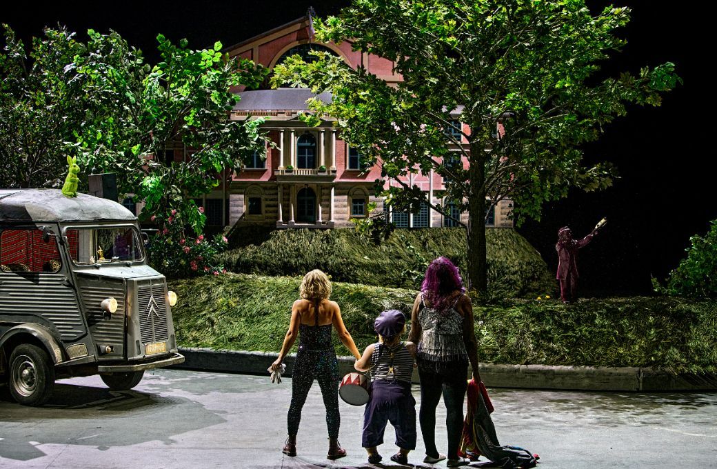 Irene Roberts (Venus), Manni Laudenbach (Oskar) und Le Gateau Chocolat &copy; Bayreuther Festspiele | Enrico Nawrath