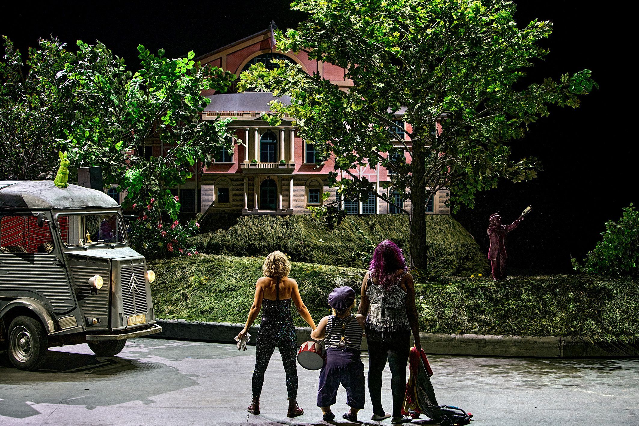 Irene Roberts (Venus), Manni Laudenbach (Oskar) und Le Gateau Chocolat &copy; Bayreuther Festspiele | Enrico Nawrath