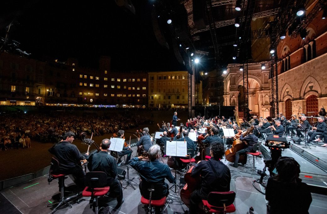 Myung-whun Chung conducts Filarmonica della Scala at the Piazza del Campo, Siena © Accademia Musicale Chigiana