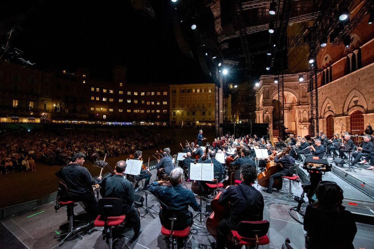 Myung-whun Chung conducts Filarmonica della Scala at the Piazza del Campo, Siena © Accademia Musicale Chigiana