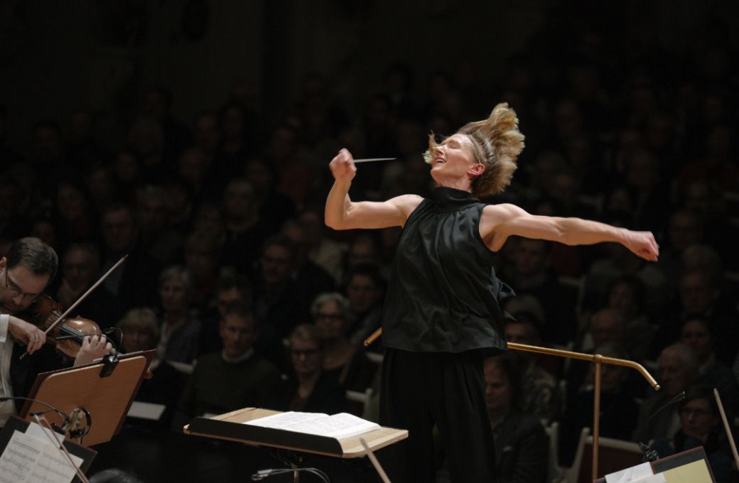 Joana Mallwitz conducts at the Konzerthaus Berlin © Simon Pauly