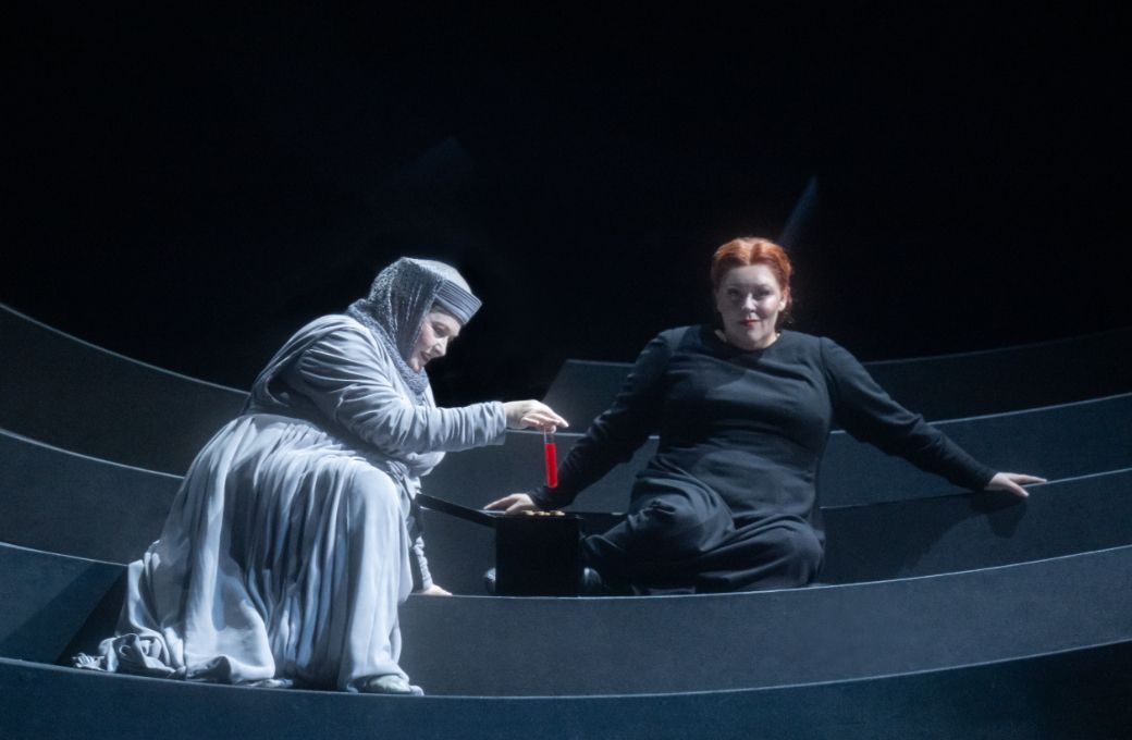 Karen Cargill (Brang&auml;ne), Miina-Liisa V&auml;rel&auml; (Isolde) &copy; Glyndebourne Productions Ltd. | Photography by ASH