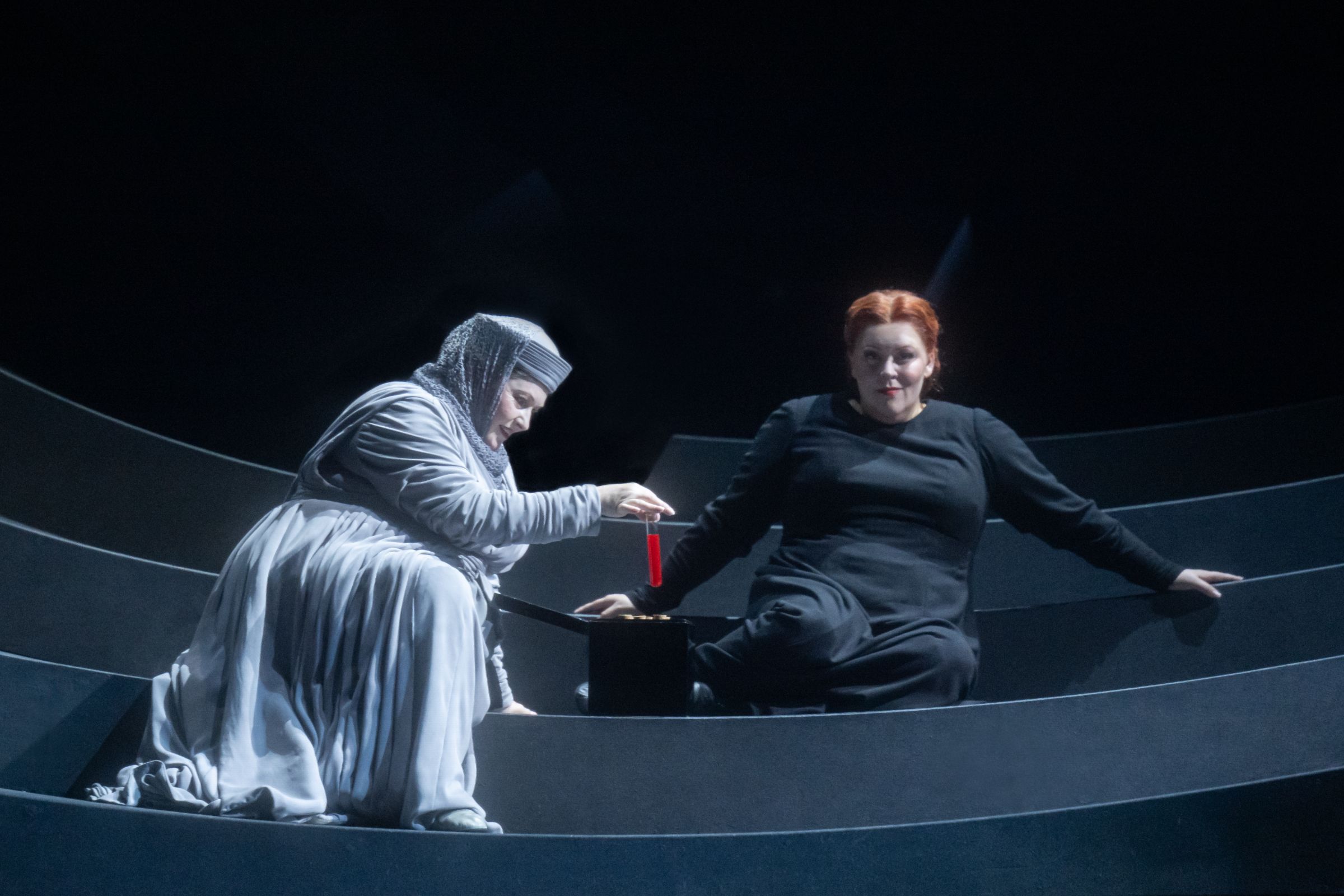Karen Cargill (Brangäne), Miina-Liisa Värelä (Isolde) &copy; Glyndebourne Productions Ltd. | Photography by ASH
