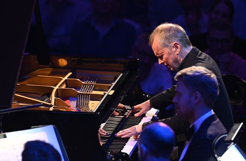 Steven Osborne and the Sinfonia of London &copy; BBC | Chris Christodoulou