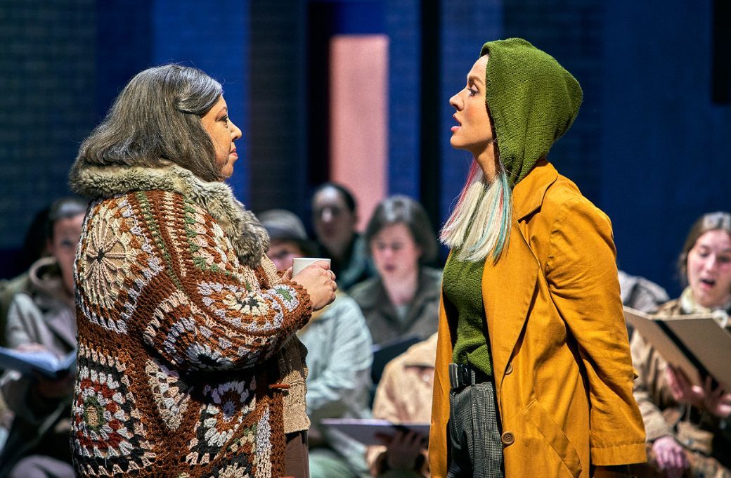 Nadine Weissmann (Mary) und Elisabeth Teige (Senta) &copy; Bayreuther Festspiele | Enrico Nawrath