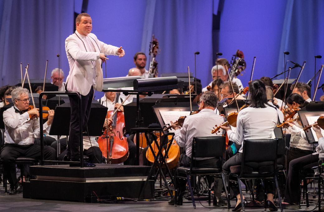 Ryan Bancroft conducts the LA Phil © Elizabeth Asher, provided courtesy of the LA Phil