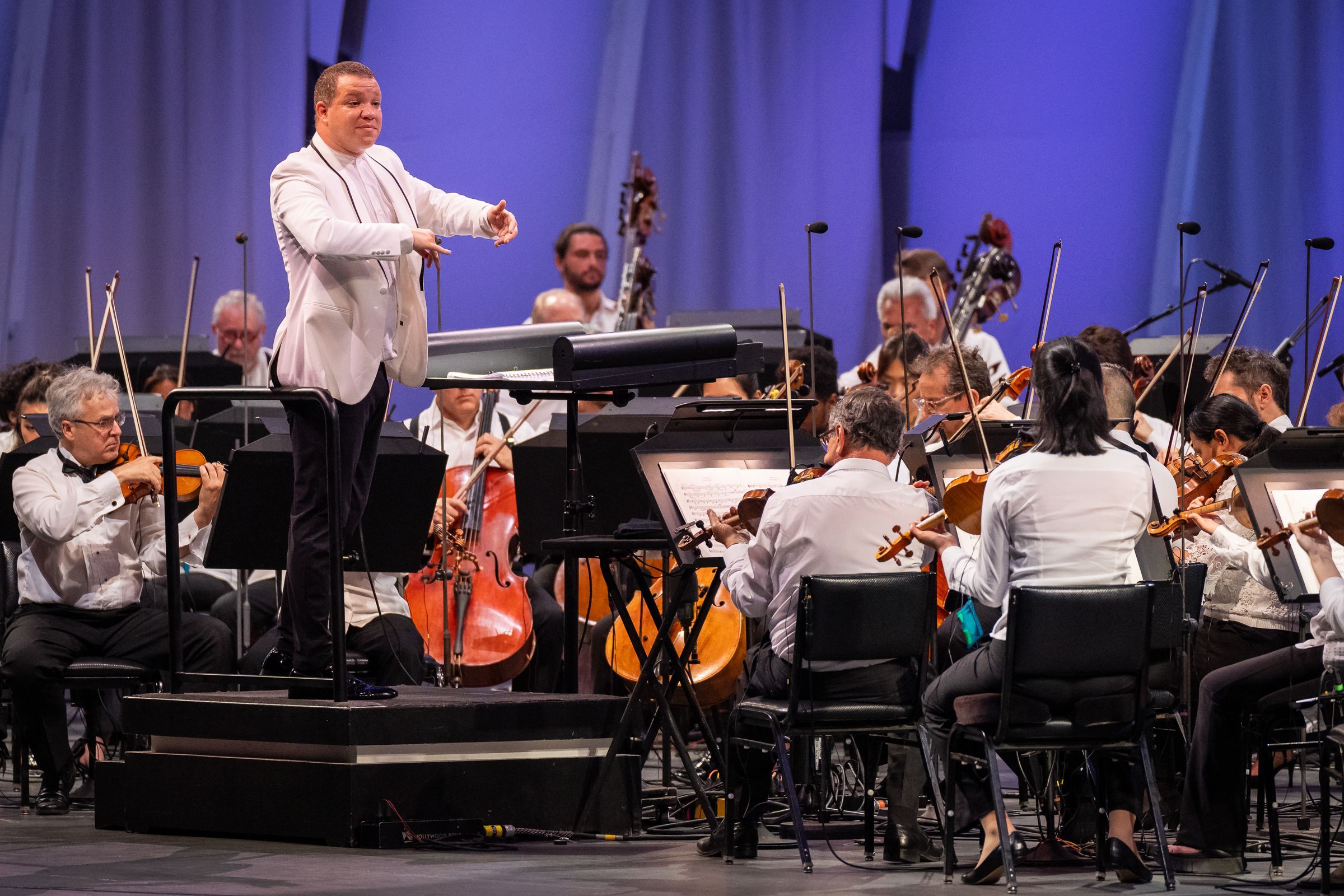 Ryan Bancroft conducts the LA Phil © Elizabeth Asher, provided courtesy of the LA Phil