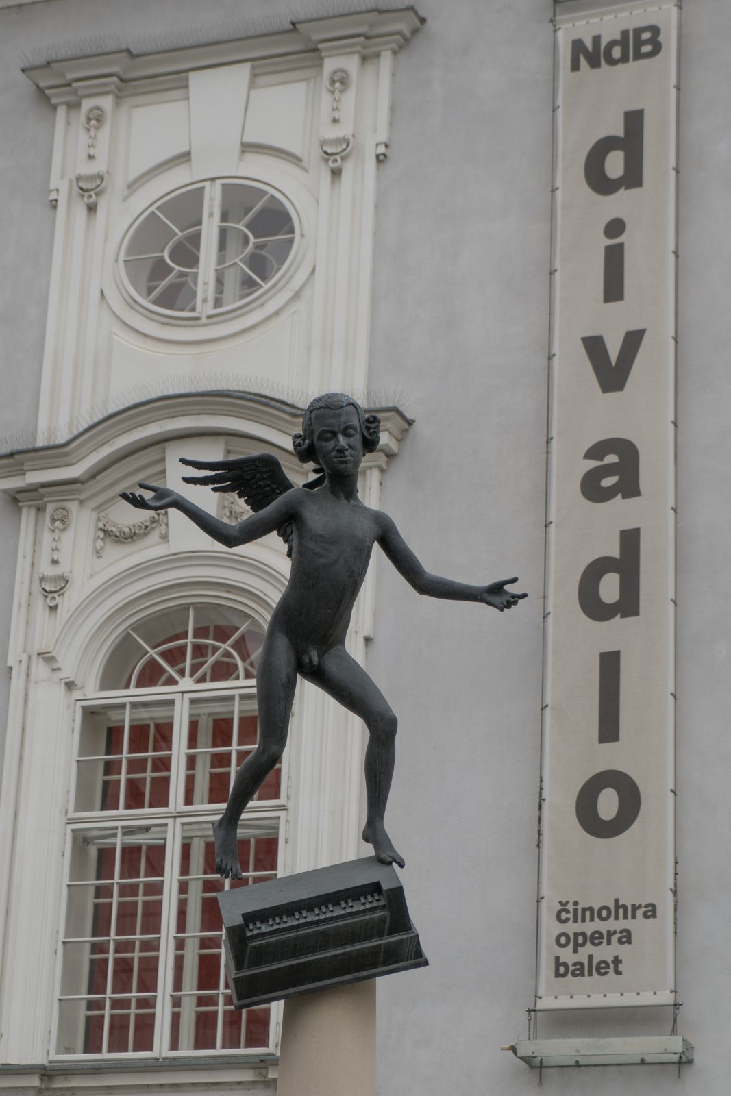 Statue of Mozart in front of the Reduta Theatre &copy; David Karlin