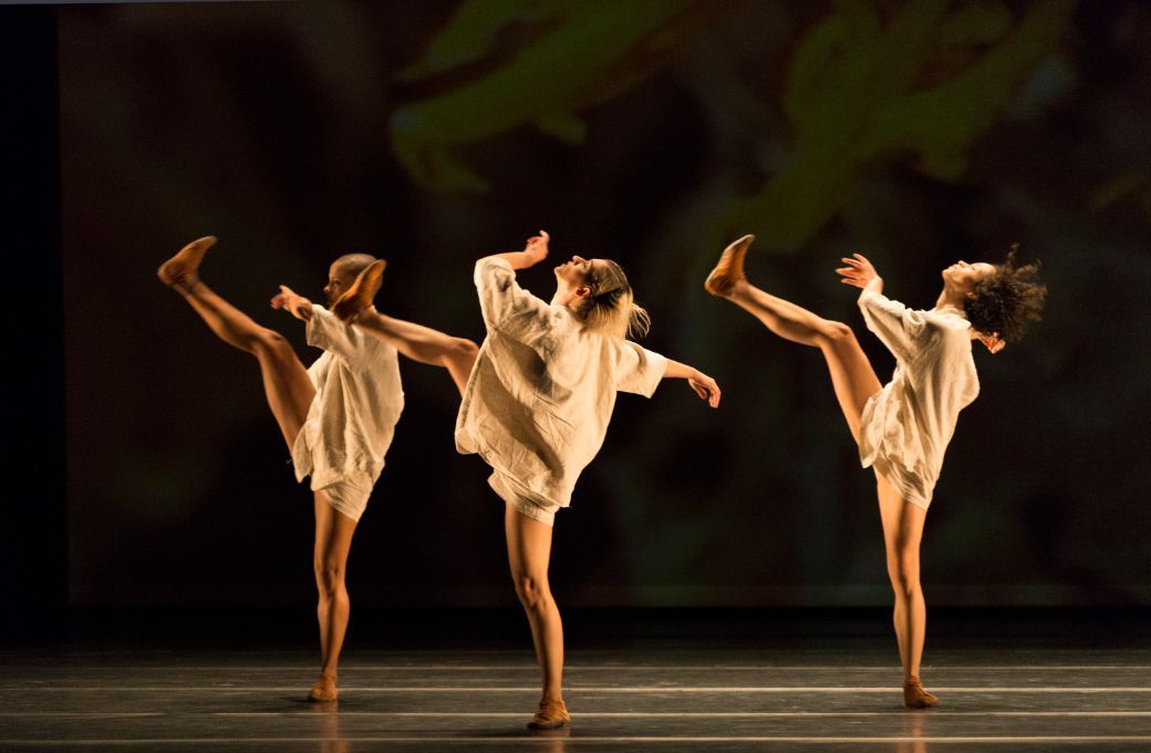 Grupo Corpo in <i>Gil Refazendo</i> © Jose Luiz Pederneiras