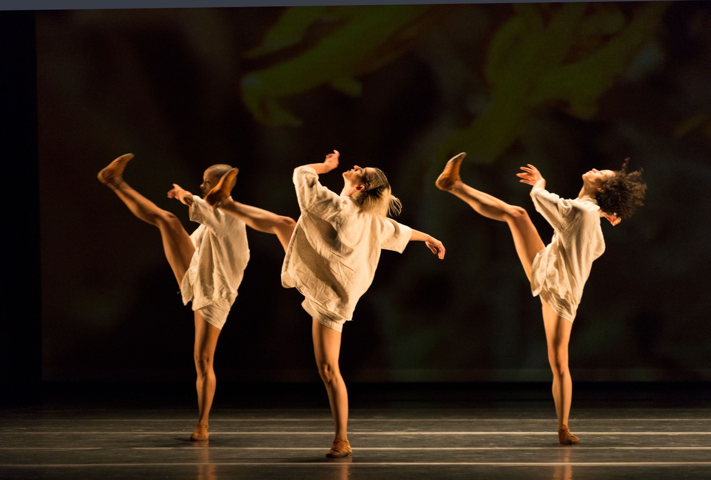 Grupo Corpo in <i>Gil Refazendo</i> &copy; Jose Luiz Pederneiras