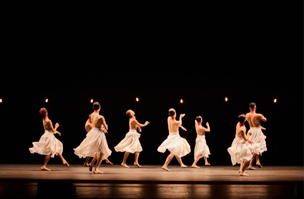 Grupo Corpo in Rodrigo Pederneiras' <i>Gira</i> &copy; Andrew Perry