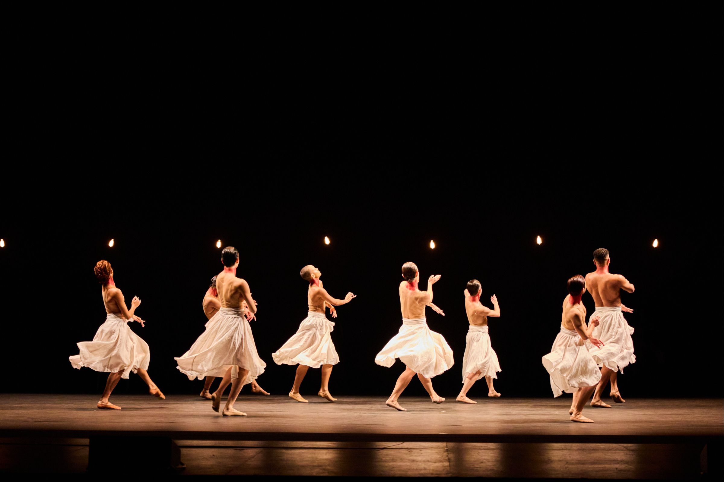 Grupo Corpo in Rodrigo Pederneiras' <i>Gira</i> &copy; Andrew Perry