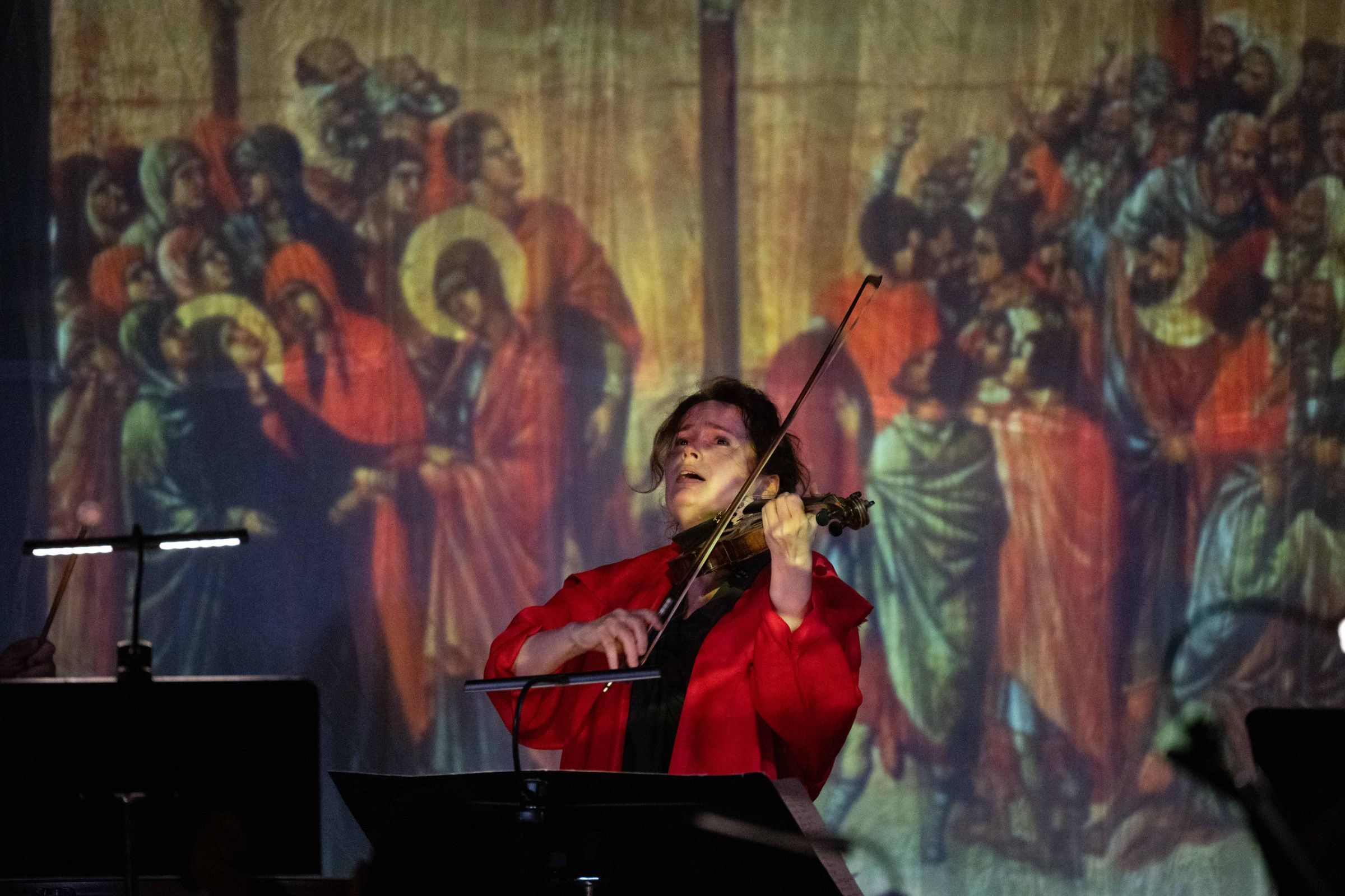 Patricia Kopatchinskaja joue <i>Crux</i> sous la croix de Duccio di Buoninsegna &copy; Raphaël Faux