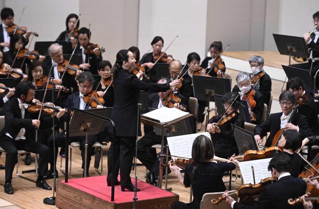 Nodoka Okisawa conducts the Saito Kinen Orchestra &copy; Takeshi Yamada | 2024OMF