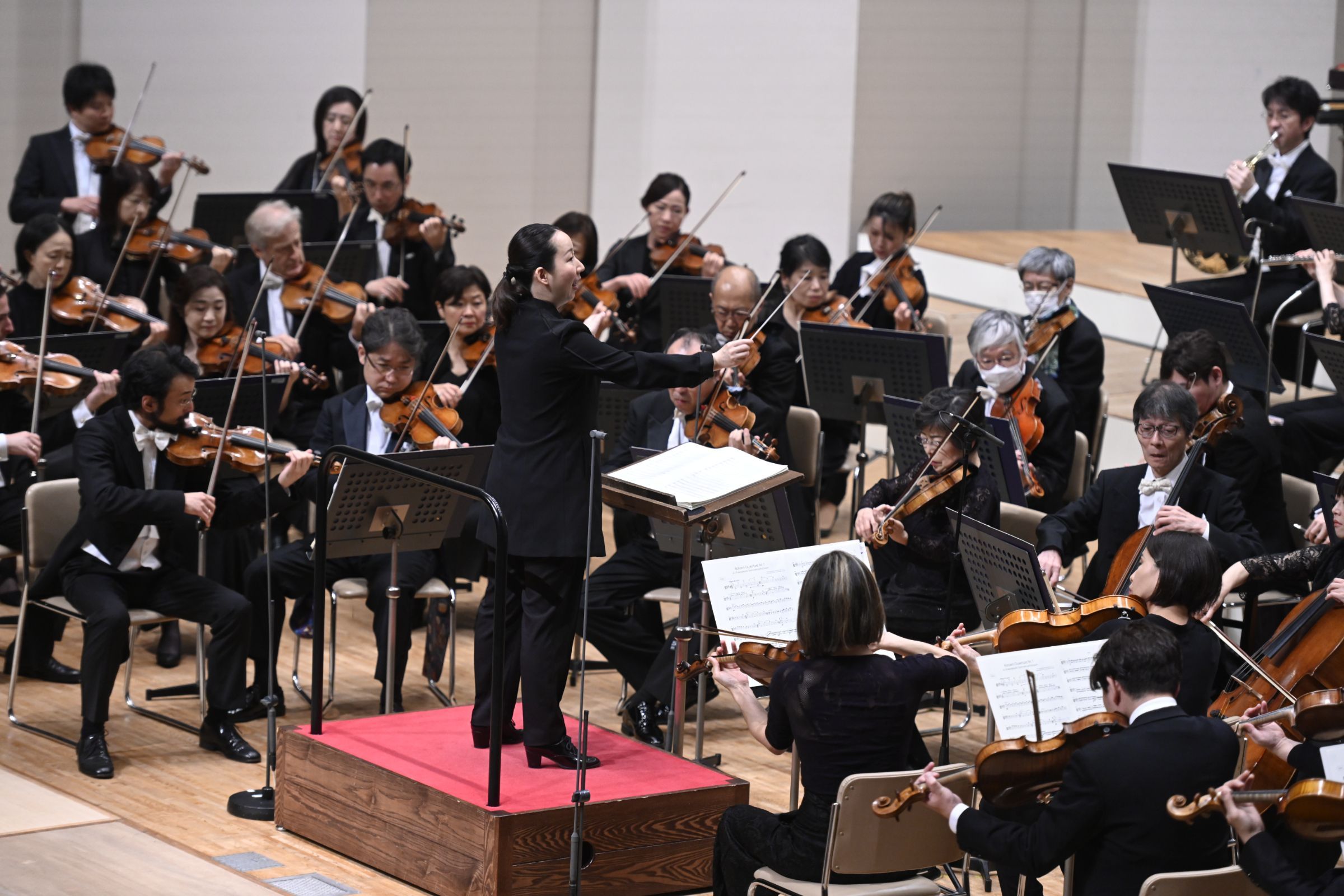 Nodoka Okisawa conducts the Saito Kinen Orchestra &copy; Takeshi Yamada | 2024OMF