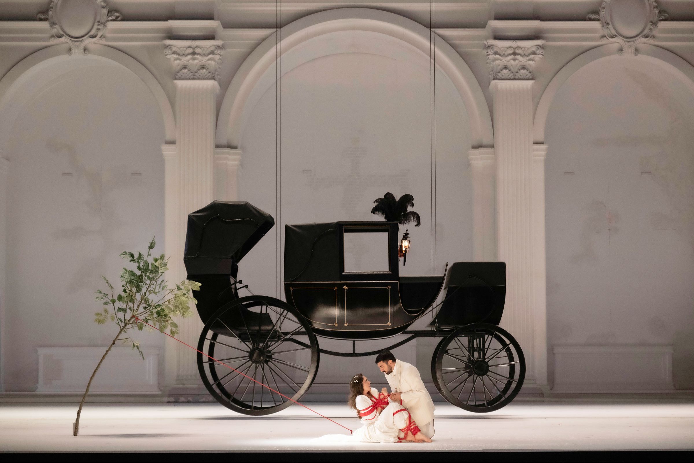 Anna El-Khashem (Zerlina) und Davide Luciano (Don Giovanni) &copy; Salzburger Festspiele | Monika Rittershaus