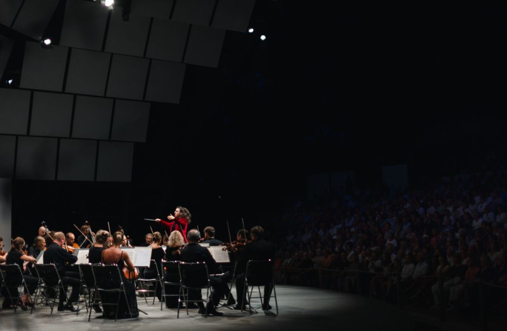 Marie-Ange Nguci dirige le Sinfonia Varsovia à La Roque d'Anthéron © Valentin Chauvin