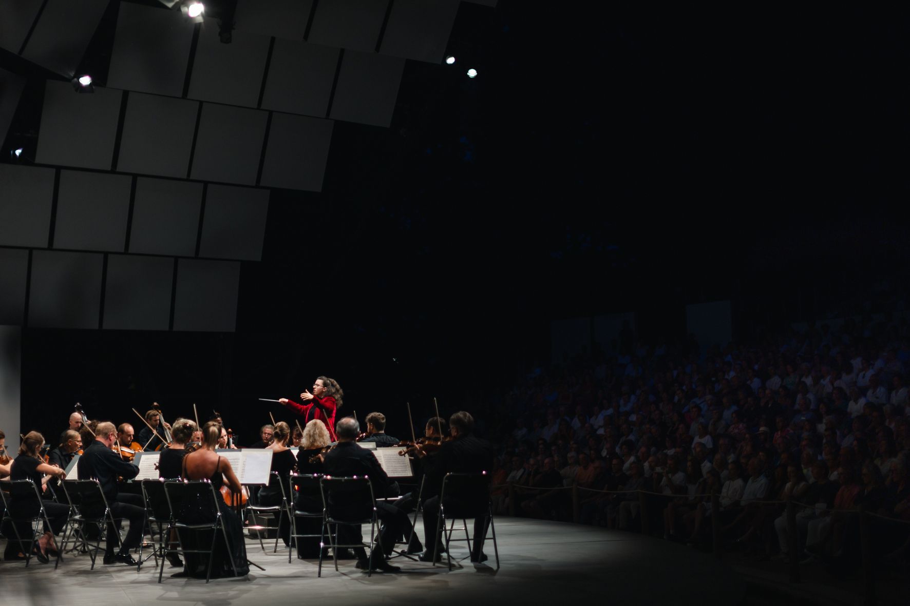 Marie-Ange Nguci dirige le Sinfonia Varsovia à La Roque d'Anthéron © Valentin Chauvin