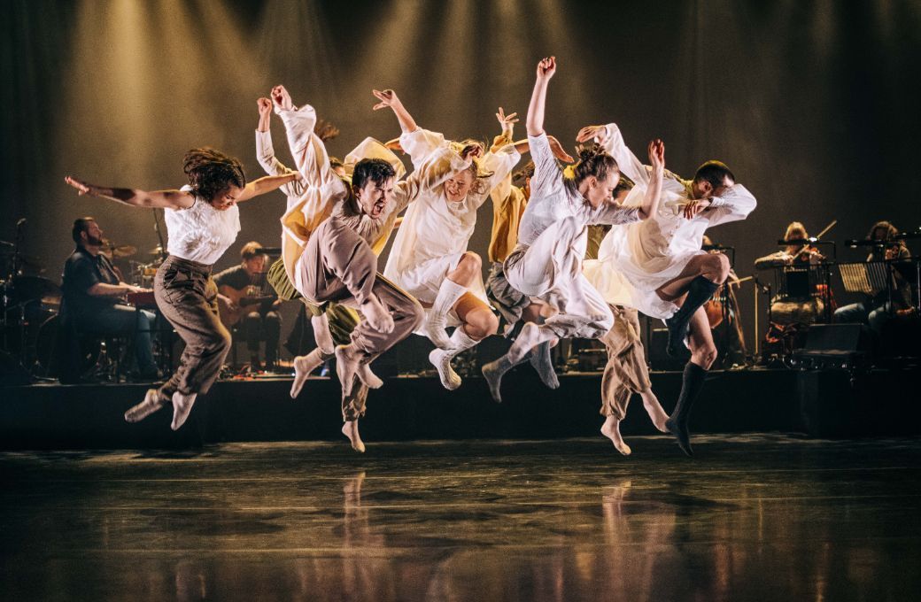 Scottish Dance Theatre in Sofia Nappi's <i>Moving Cloud</i> © Brian Hartley