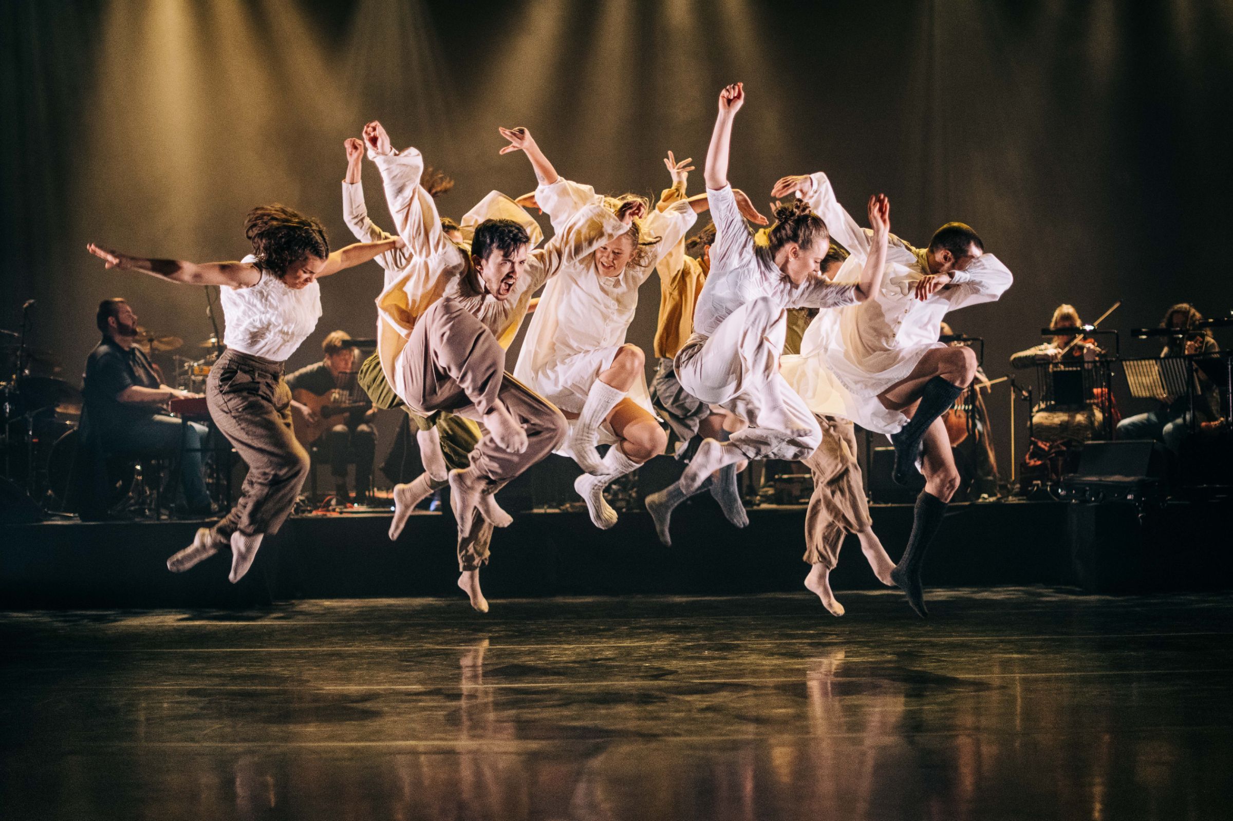 Scottish Dance Theatre in Sofia Nappi's <i>Moving Cloud</i> © Brian Hartley