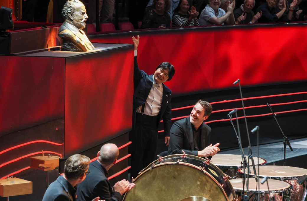 Kazuki Yamada and bust of Sir Henry Wood © BBC | Sisi Burn