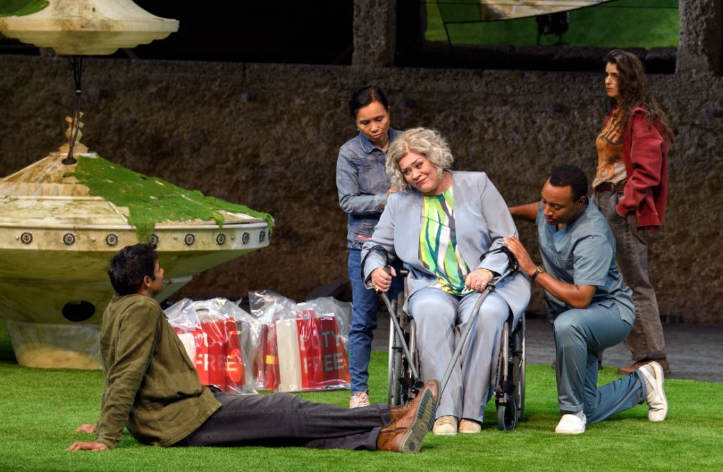 Sean Panikkar (Alexej), Violeta Urmana (Babulenka), Joseph Parrish (Potapytsch), Asmik Grigorian © SF | Ruth Walz