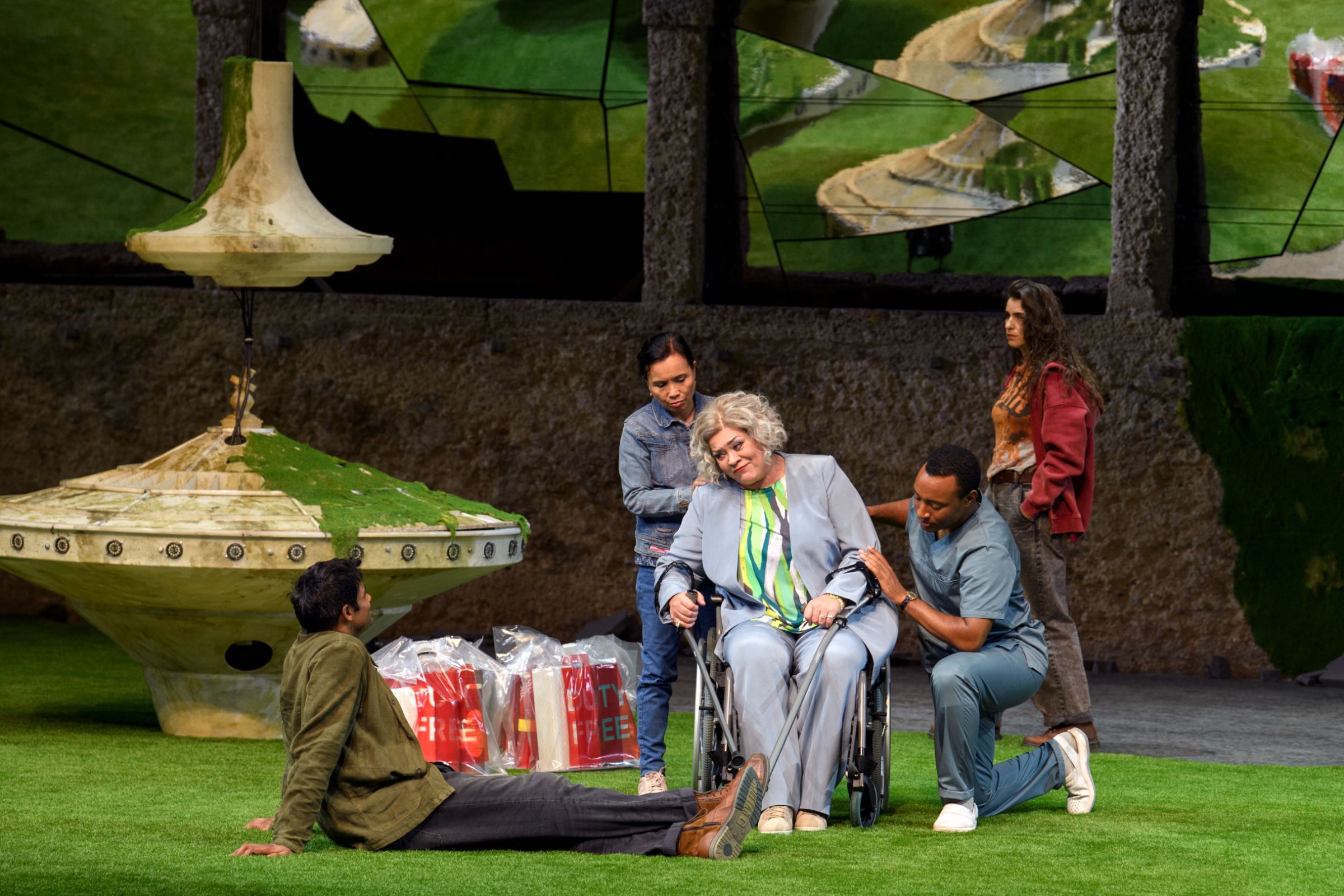 Sean Panikkar (Alexej), Violeta Urmana (Babulenka), Joseph Parrish (Potapytsch), Asmik Grigorian © SF | Ruth Walz
