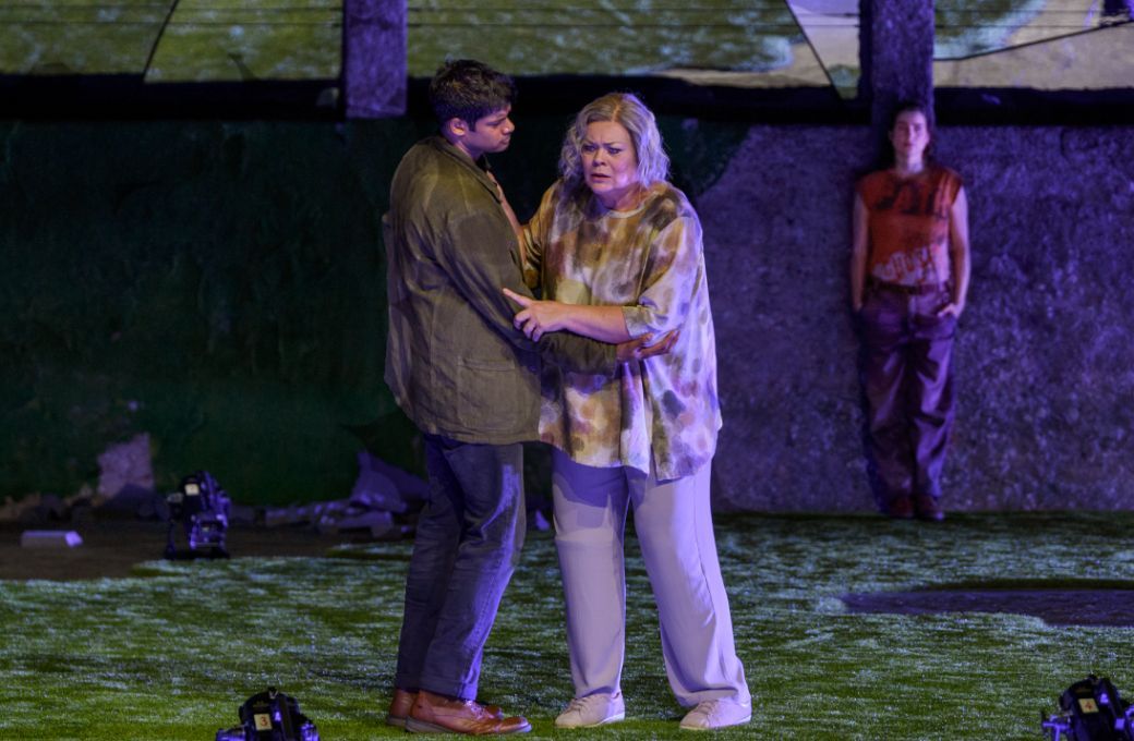 Sean Panikkar (Alexej Iwanowitsch), Violeta Urmana (Babulenka) und Asmik Grigorian (Polina) © SF | Ruth Walz