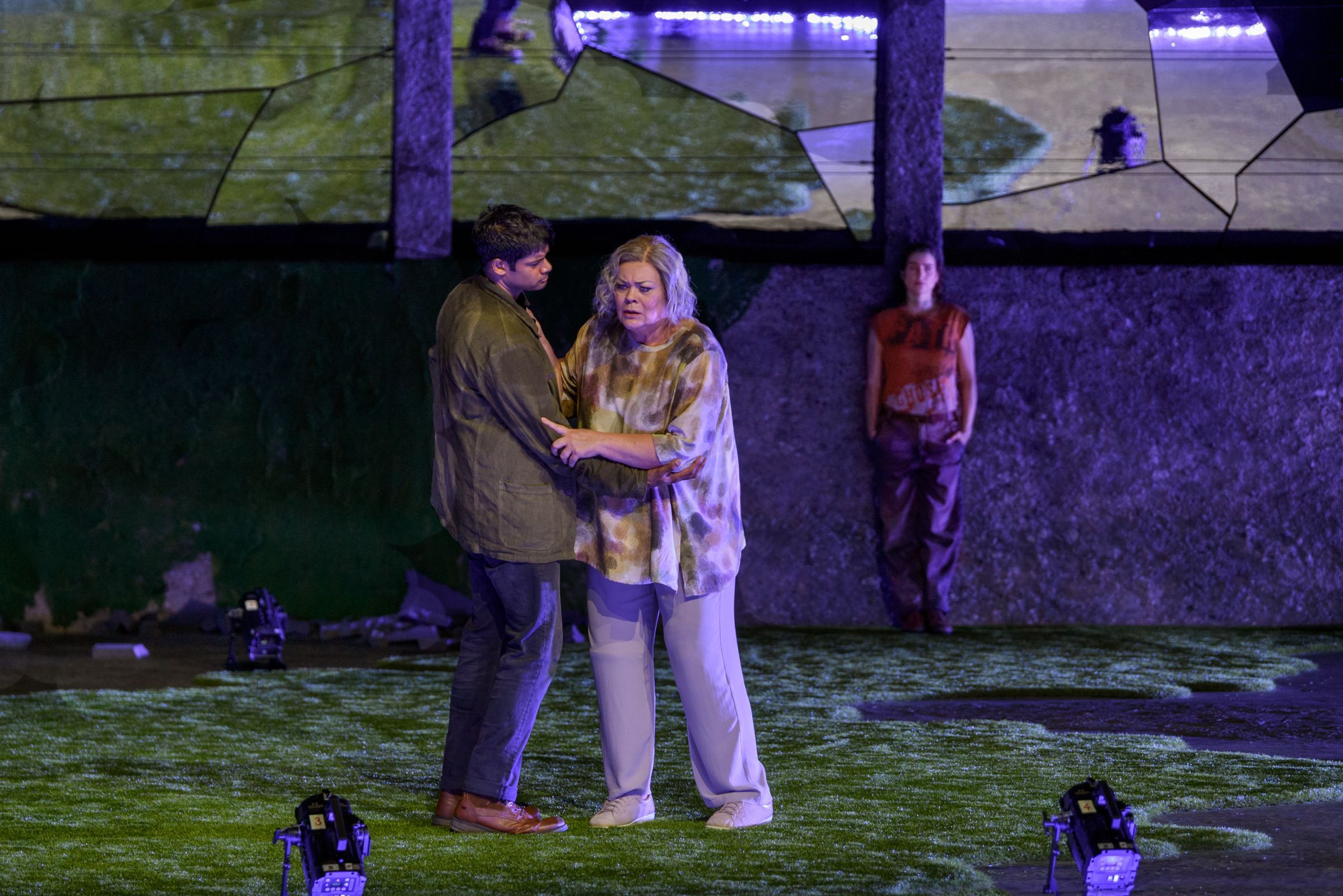 Sean Panikkar (Alexej Iwanowitsch), Violeta Urmana (Babulenka) und Asmik Grigorian (Polina) © SF | Ruth Walz