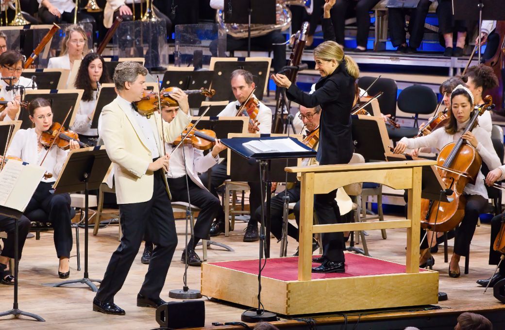 James Ehnes, Karina Canellakis and the Boston Symphony Orchestra © Hilary Scott, courtesy of the BSO