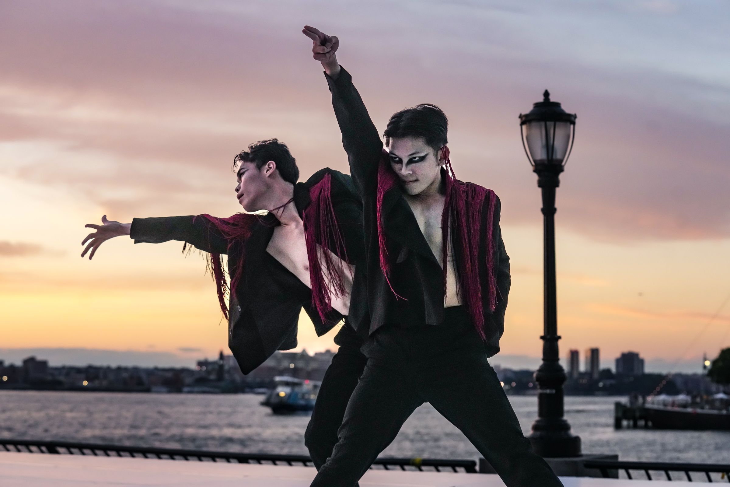 Focus Dance Company in Tsai Hsi Hung's <i>Self-Portrait</i> © Steven Pisano
