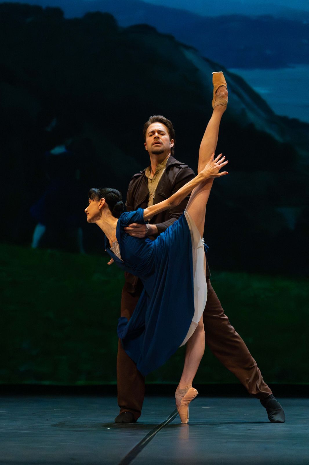 Lucia Lacarra and Matthew Golding in <i>Lost Letters</i> &copy; Jesus Vallinas