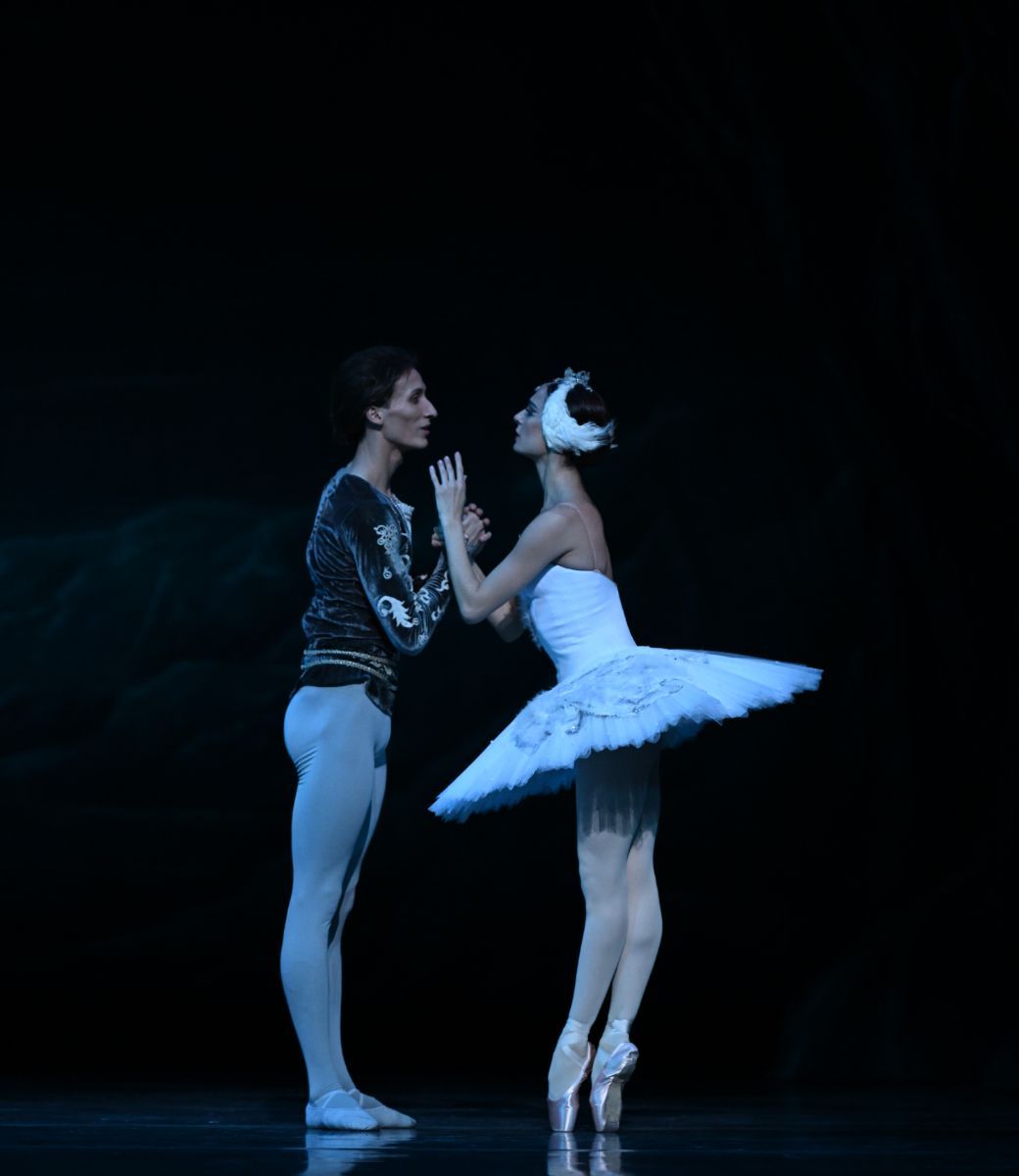 Oleg Ligai as Siegfried and Nino Samadashvili as Odette in State Ballet of Georgia's <i>Swan Lake</i> © Sasha Gusov