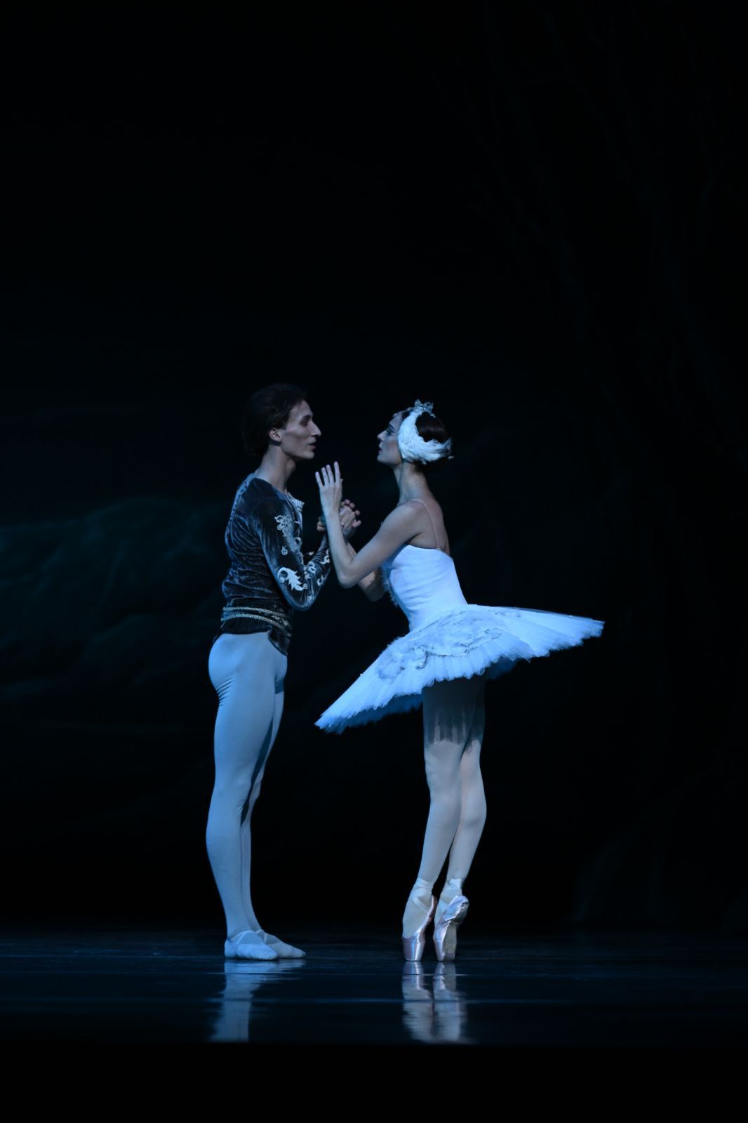 Oleg Ligai as Siegfried and Nino Samadashvili as Odette in State Ballet of Georgia's <i>Swan Lake</i> © Sasha Gusov