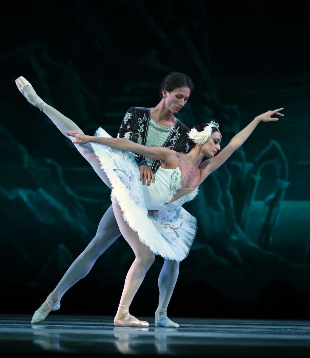 Oleg Ligai as Siegfried and Nino Samadashvili as Odette in State Ballet of Georgia's <i>Swan Lake</i> © Sasha Gusov