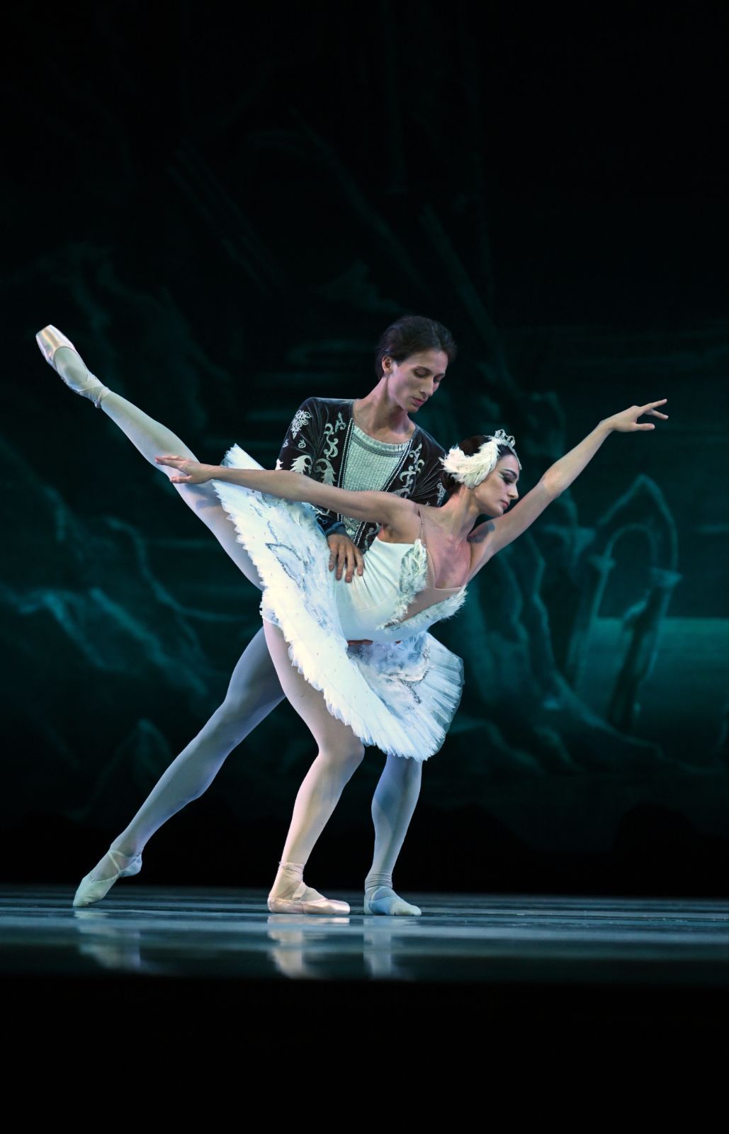 Oleg Ligai as Siegfried and Nino Samadashvili as Odette in State Ballet of Georgia's <i>Swan Lake</i> © Sasha Gusov