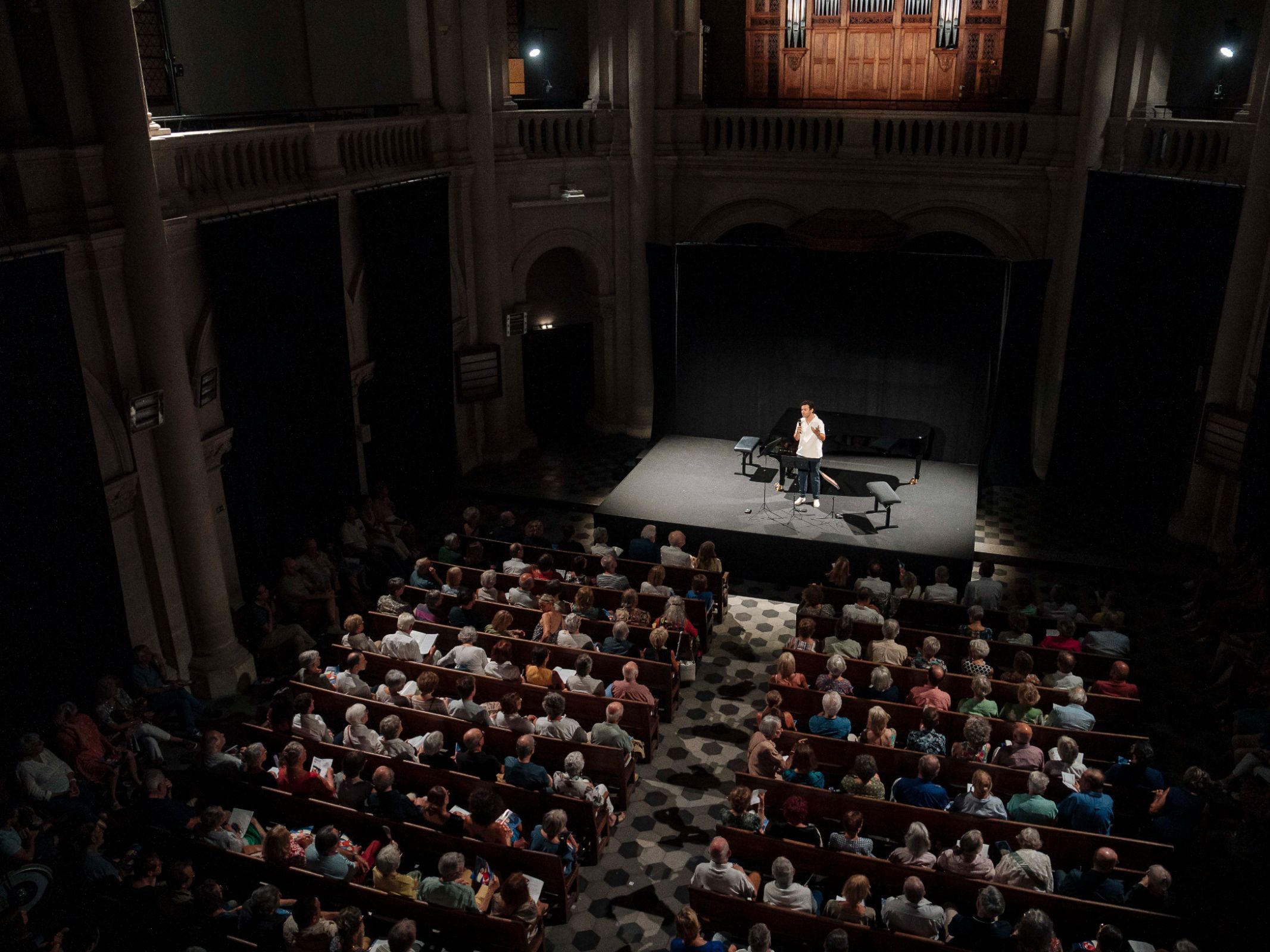 Philippe Bernhard accueille le public au Temple de l'Oratoire &copy; Lewis Joly