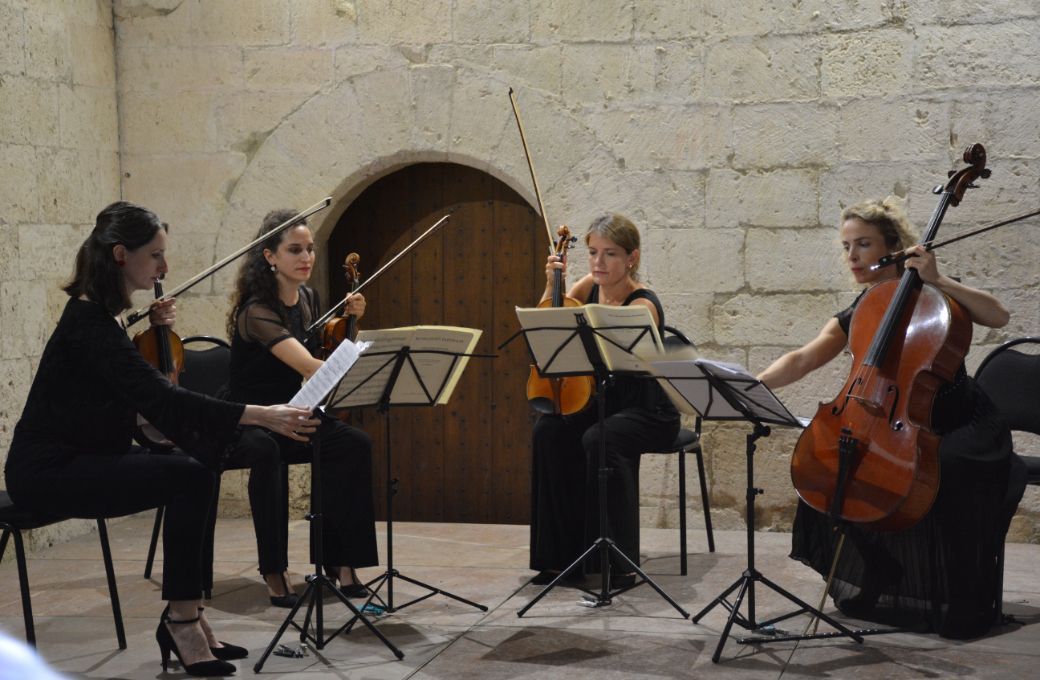 Le Quatuor Hernani dans le cloître de l'abbaye de Silvacane (en 2023) © DR / Festival de Quatuors du Luberon