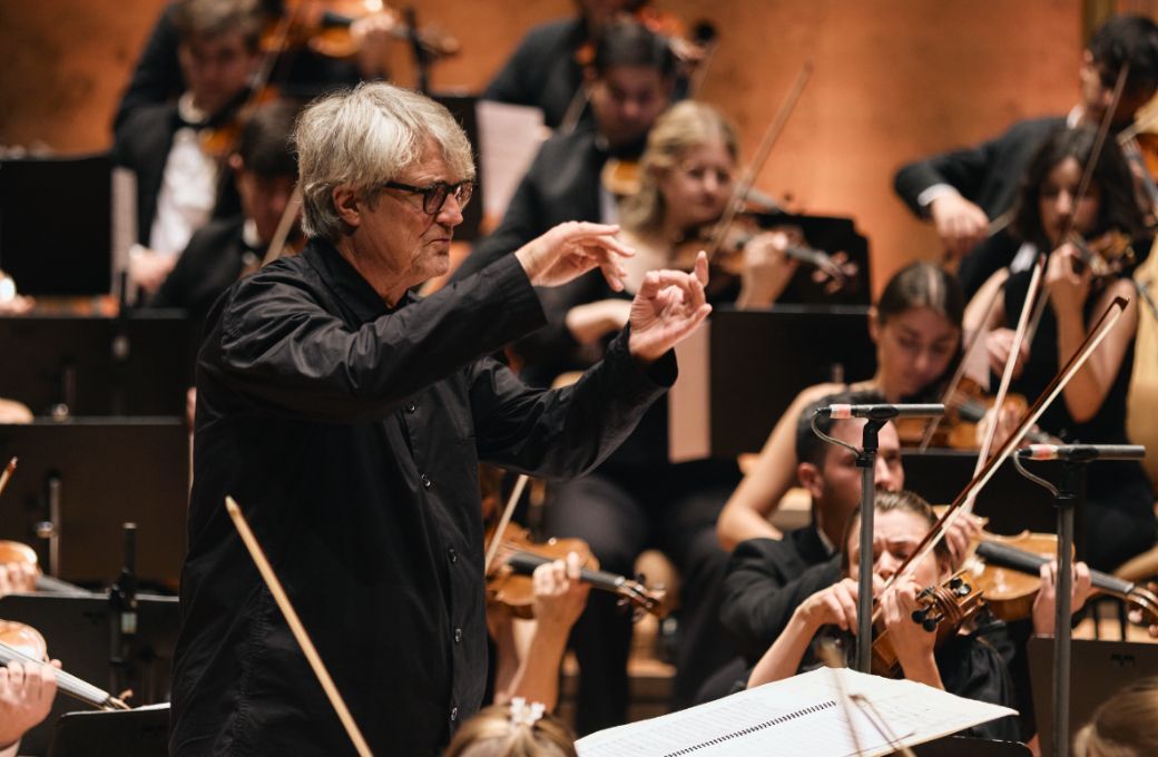 Ingo Metzmacher dirigiert das Gustav Mahler Jugendorchester © Berliner Festspiele | Fabian Schellhorn