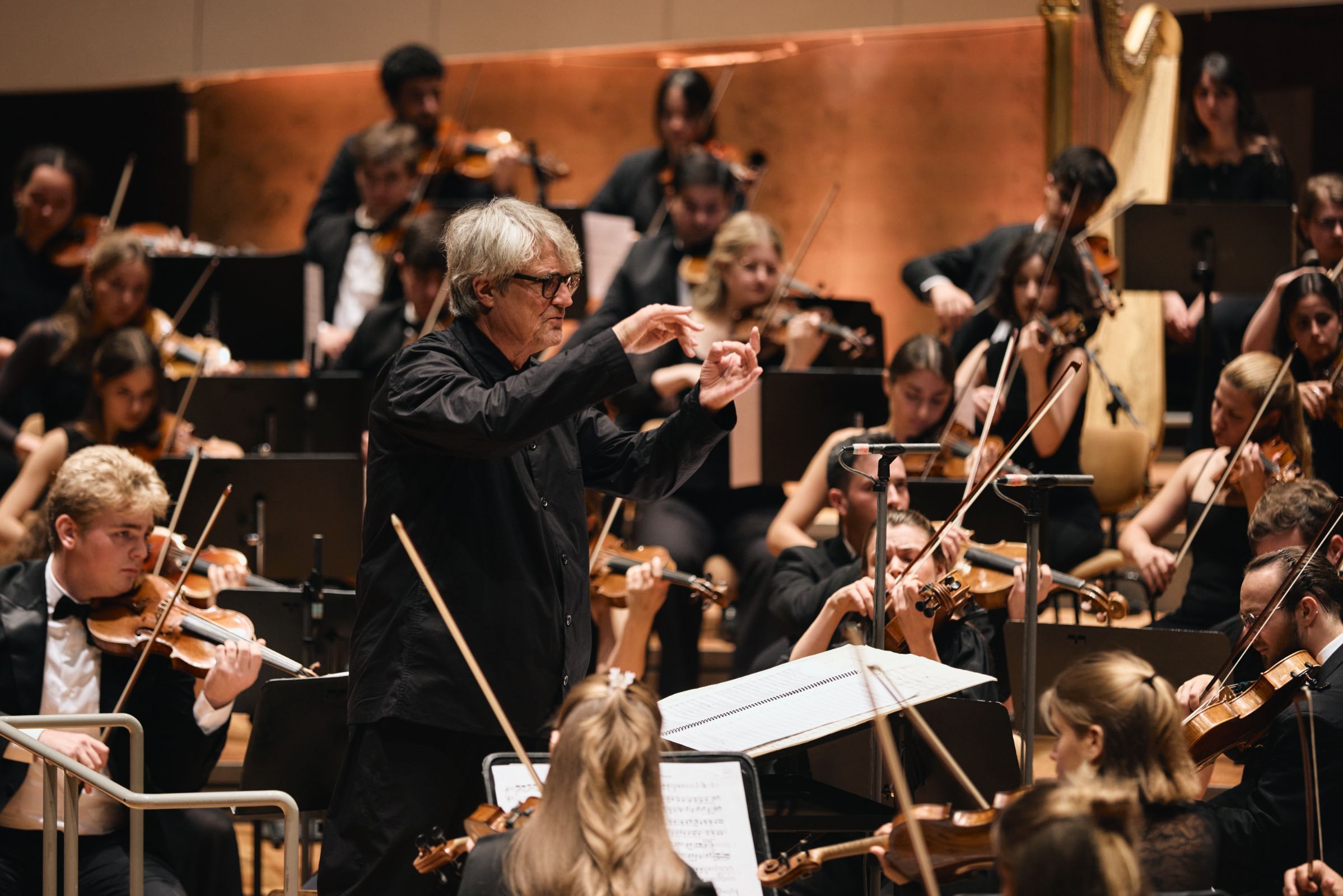 Ingo Metzmacher dirigiert das Gustav Mahler Jugendorchester &copy; Berliner Festspiele | Fabian Schellhorn