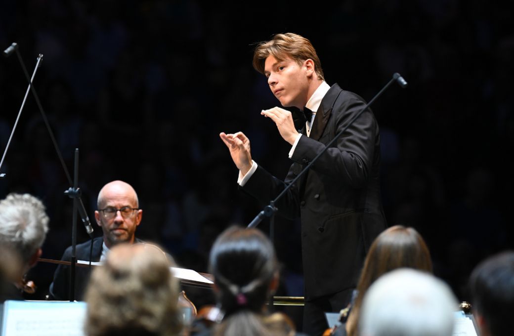 Klaus M&auml;kel&auml; conducts the Orchestre de Paris &copy; BBC | Chris Christodoulou