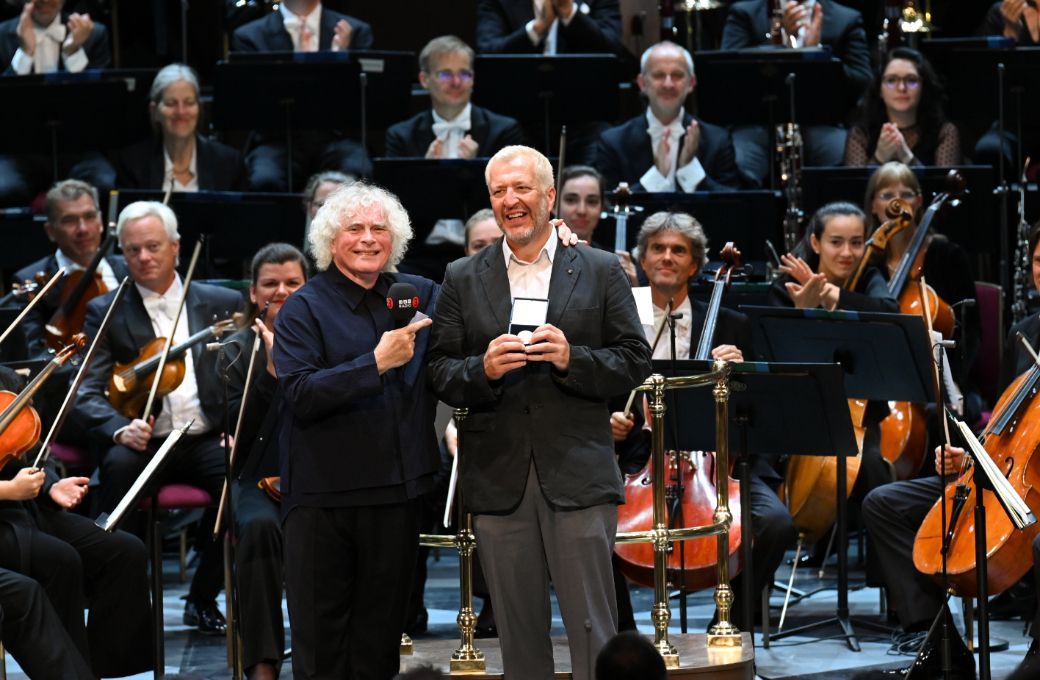 Sir Simon Rattle present Thomas Adès with the gold medal of the Royal Philharmonic Society © BBC | Chris Christodoulou
