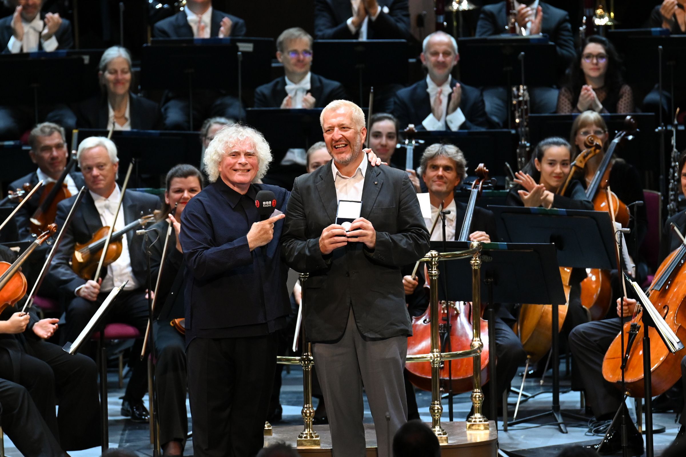 Sir Simon Rattle present Thomas Adès with the gold medal of the Royal Philharmonic Society © BBC | Chris Christodoulou
