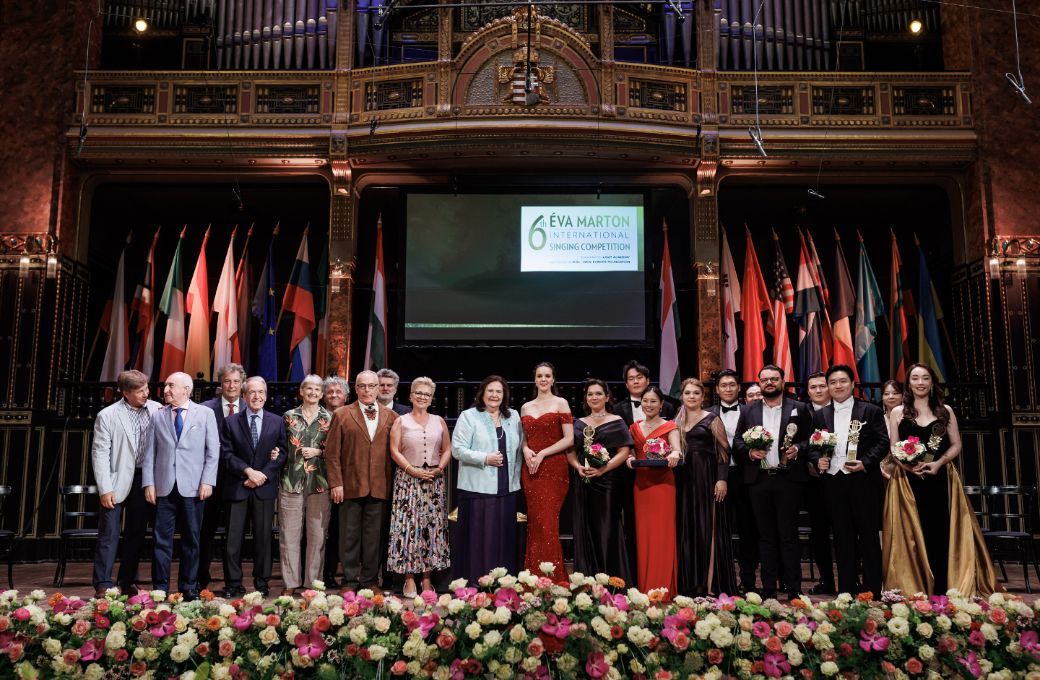 &Eacute;va Marton with the prizewinners and competition jurors &copy; Liszt Academy | L&aacute;szl&oacute; Mudra