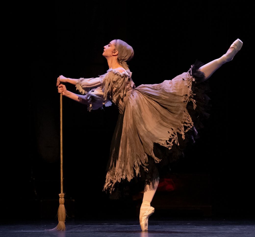 Daniela Cabrera as Cinderella in Ben Stevenson's <i>Cinderella</i> © Erik Berg