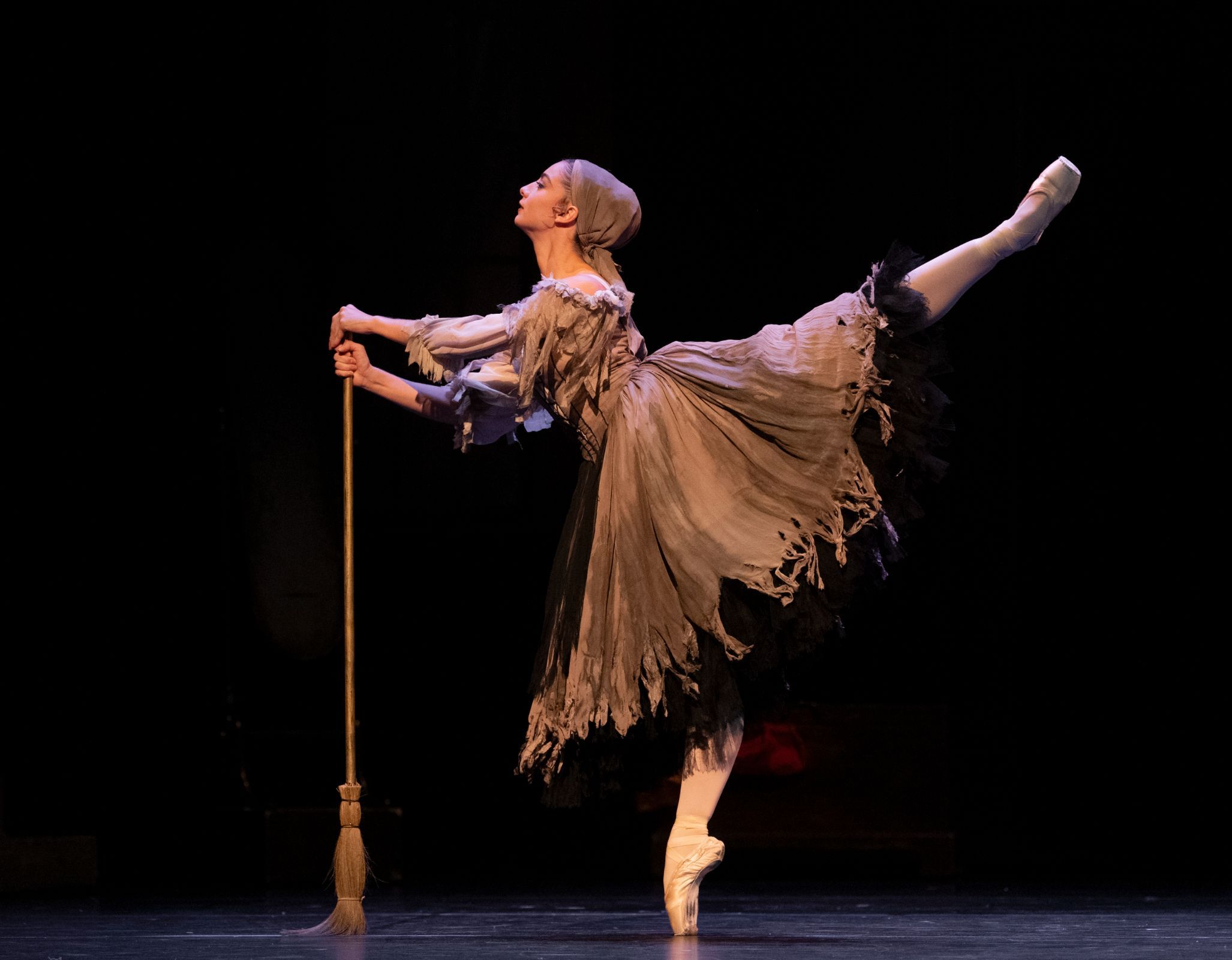 Daniela Cabrera as Cinderella in Ben Stevenson's <i>Cinderella</i> © Erik Berg