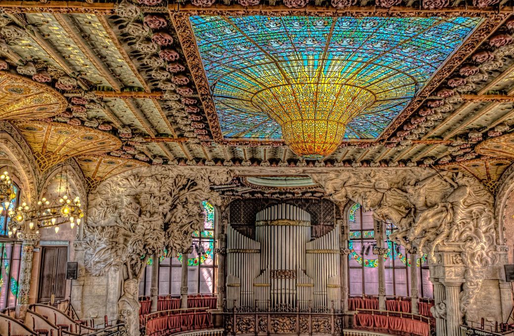 The organ and ceiling at the Palau de la Música © Roberto Saltori | Flickr